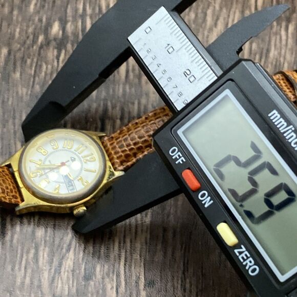 Vintage 4East Women's Watch Date Indicator Band Gold Tone New Battery - Picture 7 of 8